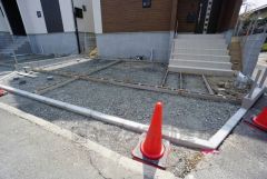 駐車スペースはゆとりある2台分を確保。マイカー用に、お客さま用に、余裕を持ってご利用いただけます。