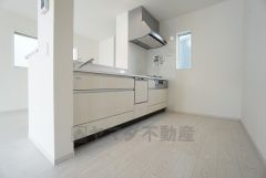 同仕様写真。対面式キッチンなのでリビングにいるご家族とコミュニケーションを取りながら洗い物や、お料理が楽しめそうですね＾＾