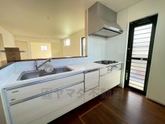 同仕様写真。対面式カウンターキッチンでお子様の様子が見守れます。カウンタートップは耐熱性に優れており、日ごろのお掃除もふき取るだけでＯＫ。ステンレスシンクも簡単にお掃除できますよ。