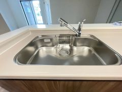 広々とした凸型シンクに洗剤ポケットを標準装備。大きなお鍋など洗いやすいです。洗剤や石鹸、スポンジもすっきりできる収納付き。