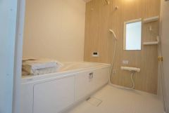 1日の疲れを癒すくつろぎのバスルーム。足を伸ばしてもゆったりと入れるサイズです。お子様と一緒にお風呂に入っても狭くないですね^^