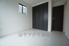 明るい洋室です。ナチュラル色のフローリングで開放的な優しい雰囲気になっています＾＾ベッドや机、ＴＶを置いてもゆとりのある広さです。