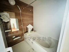 1日の疲れを癒すくつろぎのバスルーム。足を伸ばしてもゆったりと入れるサイズです。お子様と一緒にお風呂に入っても狭くないですね^^
