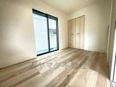 リビングに隣接する洋室。（5帖） 普段はリビングとつなげて開放的なスペースとして。来客時には客間としてお使いいただけます。