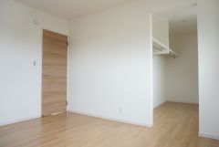 同仕様写真。住む人のこだわりを活かす洋室＾＾日当たりがよく、寝室としての利用もおすすめ。広めのクローゼットもあり荷物もすっきり片付けれ、ゆとりのある暮らしが出来ます＾＾