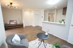 対面式キッチンを中心としたリビングダイニングで家族の会話が弾みそうです。将来にわたって住みやすくプランニングを重ねて設計された間取で日々の生活をしやすい動線を考えた居住空間を創り上げております＾＾