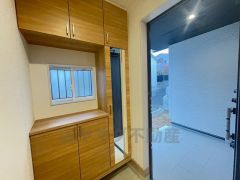 たっぷり収納できるシューズボックスです。家族全員の靴がきれいに整頓できます。棚の上にお花や写真を飾っても良いですね。