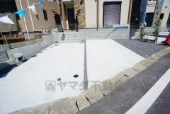 カースペースは停めやすい並列駐車2台付です。 ご夫婦で一台ずつ所有出来ます。 前面道路は約6ｍと広く駐車がスムーズに出来ます。
