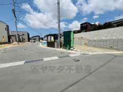 前面道路は約6ｍと駐車がスムーズにできます＾＾ 居住者のみの通行で交通量が少なく小さなお子様がいるご家庭も安心です＾＾