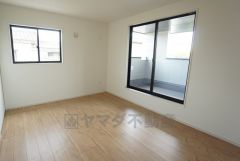 同仕様写真。2面採光を確保した明るい室内は、風通しも良く、大変居心地の良い空間となっております。爽やかな風を感じて起きる朝は、快適生活の始まりに。