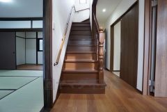 ご年配の方でも安心できる、手すり付き階段です＾＾