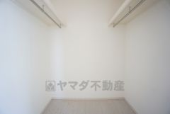 収納力豊富なウォークインクローゼット付き。洋服や小物などを1箇所にまとめて美しい収納を実現します。