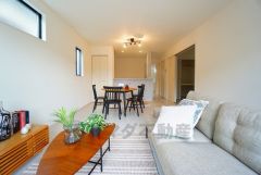 家族が集まる開放的なリビング。約18帖の大空間で毎日のお食事が楽しみです＾＾思い思いの時間を過ごしたり、家族みんなで食事をしたり、素敵な団らんの場になりますね。