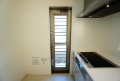 同仕様写真。生ごみの仮置きに重宝する勝手口付きのキッチン＾＾　生ごみの臭いに悩まされることがなくなりますね。