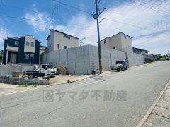 前面道路は交通量が少なく小さなお子様がいるご家庭も安心です＾＾ 全棟カースペースは2台付き。ご夫婦で1台づつ所有できます＾＾
