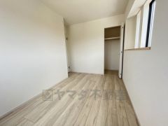 木目調のシンプルデザインで落ち着きと安らぎの空間に仕上げています。各部屋に収納が完備されているので、お荷物が多くなっても安心の設計です。