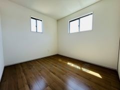 2面採光を確保した明るい室内は、風通しも良く、大変居心地の良い空間となっております。爽やかな風を感じて起きる朝は、快適生活の始まりに。