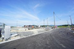 前面道路は交通量が少なく小さなお子様がいるご家庭でも安心です＾＾