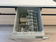 家事の時間が短縮できる食器洗浄乾燥機付。後片付けもラクラクです。 食器を洗う手間が減るので家族とのコミュニケーションの時間や自分の時間が増えますね。