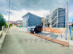 前面道路は西側約4.6ｍ、南側約6.7ｍ。 交通量が少なく小さなお子様がいるご家庭でも安心です＾＾