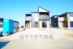 カースペースは停めやすい並列駐車4台付き。