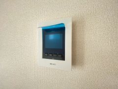 防犯性もばっちり、TVモニター付きインターフォン完備。大きなモニターで玄関先を確認できます。録画機能が付いているので不在時の訪問者も確認できて安心です^^