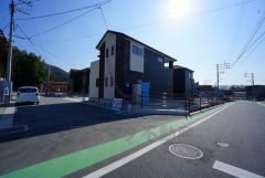 前面道路は広々6ｍと、離合や駐車がスムーズにできます＾＾カースペースは停めやすい駐車2台付き。洗車もゆったり。