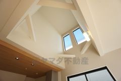 同仕様写真。ダイニング上部が吹き抜けになっております。上下の空間が繋がってるので、ご家族の気配を感じられます＾＾