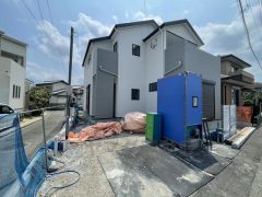 カースペースは停めやすい並列駐車2台付き。