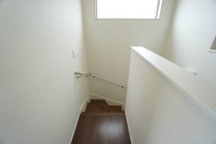 ご年配の方でも安心できる、手すり付き階段です＾＾段差も低めで設定されてますので安全性にも優れてますね＾＾