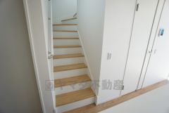 同仕様写真。ご年配の方でも安心できる、手すり付き階段です＾＾段差も低めで設定されてますので安全性にも優れてますね＾＾