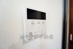 キッチン横からお湯張り、追い炊き、足し湯がボタン一つで楽々操作できる給湯機リモコンです＾＾忙しい夕飯の準備の時間帯に重宝しますね。