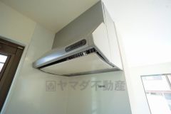 調理により発生する油煙や臭いを吸い込み、屋外へ排気してくれます。