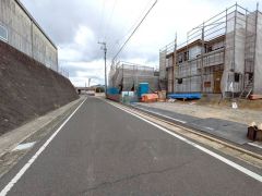 前面道路は公道北東側約4.46ｍ。車通りも少なく、安全性も確保。