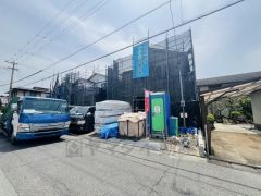 前面道路は広く、車同士がすれ違うスペースが十分にあります。落ち着いた住宅地内で快適な生活を実現してみませんか＾＾