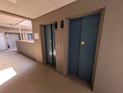 共用部。エレベーターは2基あります。朝の忙しい時間でも混み合うことなく使用できますね＾＾