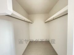 収納力豊富なウォークインクローゼット付き。洋服や小物などを1箇所にまとめて美しい収納を実現します。