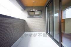 幅広のインナーバルコニーは洗濯物を守りやすく、眩しすぎる日差しも和らげます。 テーブルとイスを置いてカフェタイムや日光浴、星を眺めたりも良いですね^^