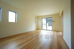 大きな窓のあるリビングは、陽光あふれる明るい空間です。居心地良く、ご家族皆がゆったり寛げる憩いの空間となりそうです。