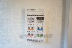 雨の日の洗濯も安心できる浴室暖房乾燥機付き浴室。リモコンで操作もボタン1つで簡単。 浴室暖房乾燥機には、暖房、乾燥、涼風、換気の4つの機能が付いています。タイマー付きです。