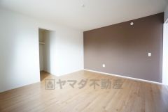 リビングに隣接する和室。普段はリビングとつなげて開放的なスペースとして。来客時には客間としてお使いいただけます。
