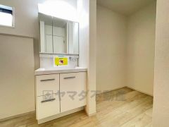 三面鏡つき洗面台。収納も一体型になっているので、ドライヤーやヘアアイロンの置き場に困りませんね。