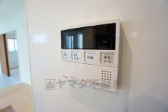 キッチン横からお湯張り、追い炊き、足し湯がボタン一つで楽々操作できる給湯機リモコンです。忙しい夕飯準備の時間帯に重宝しますね。