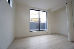 主寝室としてお使いいただけそうなこちらのお部屋は、日当たりが良く、爽やかな風を感じて起きる朝は、快適生活の始まりに。