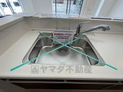 大きめの鍋も洗える使い勝手の良い異形シンク。水はねの音や食器が当たる音を大幅に軽減する静音仕様です。