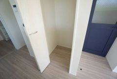人も物も集まるリビングに収納スペースを確保しました。掃除道具や家族みんなで使うものを収納するのに便利ですよ＾＾