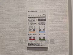 雨の日の洗濯も安心できる浴室暖房乾燥機付き浴室。リモコンで操作もボタン1つで簡単。 浴室暖房乾燥機には、暖房、乾燥、涼風、換気の4つの機能が付いています。タイマー付きです。