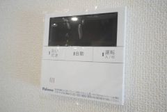 キッチン横からお湯張り、追い炊き、足し湯がボタン一つで楽々操作できる給湯機リモコンです＾＾忙しい夕飯の準備の時間帯に重宝しますね。