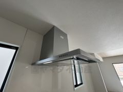 調理により発生する油煙や臭いを吸い込み、屋外へ排気してくれます。