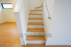 ご年配の方でも安心できる、手すり付き階段です＾＾段差も低めで設定されてますので安全性にも優れてますね＾＾